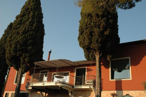 巴多利诺泰努塔拉棚架农家乐的一座橙色的房子,设有阳台和两棵树