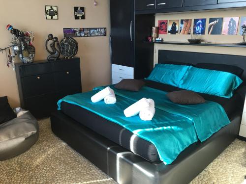 里耶卡Rijeka Fiorino Apartment的一间卧室配有一张带毛巾的黑色床