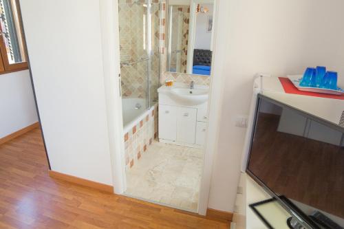 福洛尼卡Affittacamere Casa Brajan的带淋浴和盥洗盆的浴室