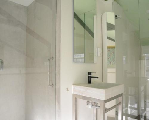 多德雷赫特希尔与梅斯特尔住宿加早餐旅馆的白色的浴室设有水槽和淋浴。