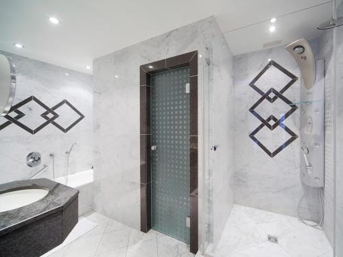 埃希特纳赫亚当奥拉克酒店的带淋浴和盥洗盆的浴室