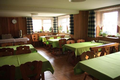 布科维纳-塔钱斯卡林姆巴民宿的用餐室配有绿色的桌椅