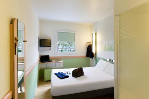 马恩河畔布里马恩河谷河畔布里宜必思快捷酒店的酒店客房设有白色的床和窗户。