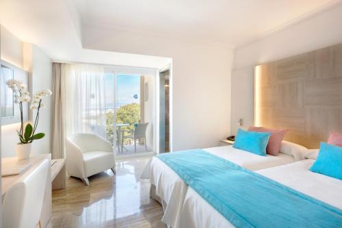 帕尔马海滩东方集团酒店的酒店客房设有两张床和一个阳台。