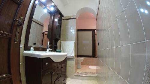 圣费尔迪南多Rosa Di Mare的一间带水槽和卫生间的浴室