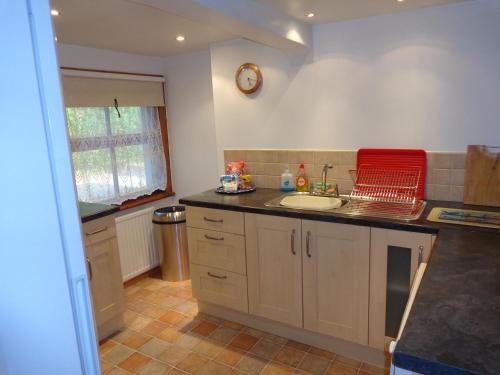 SulbyBallacowell Cottage的厨房配有水槽和台面