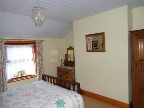SulbyBallacowell Cottage的一间卧室设有一张床和一个窗口