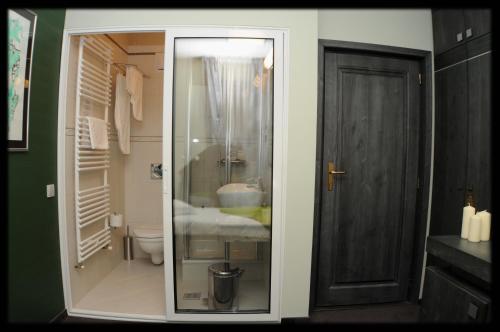 迪亚芬酒店的一间浴室