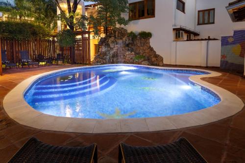 亚松森韦斯特法伦豪斯酒店的庭院中间的游泳池