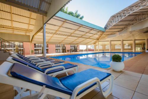 伊万托斯奥林达酒店内部或周边的泳池