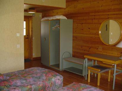 VintrosaSanna Kroa Motell och Restaurang的一间卧室配有一张床、一张桌子和一面镜子