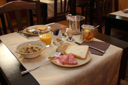 代西奥阿尔伯格加尔迪诺酒店的桌子上放着一盘食物的桌子