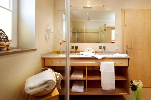 米特西尔阿尔卑斯霍夫公寓酒店的一间带水槽和镜子的浴室