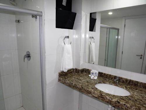 阿拉卡茹维亚马普拉亚依酒店的一间带水槽和镜子的浴室