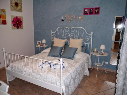 阿格里真托斯嘉丽塔酒店的卧室配有白色的床和2张桌子