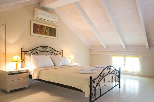 SarlátaIrena Studios & Apartments的一间卧室设有一张大床和一个窗户。