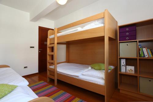 扎达尔普塔米卡公寓的一间卧室设有双层床和书架
