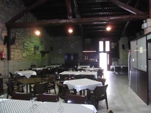 布里奥内斯罗斯尼托斯公寓的空的饭厅,配有桌椅