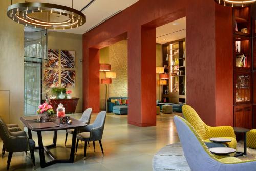 米兰恩特普莱斯设计精品酒店的一间带桌椅的用餐室