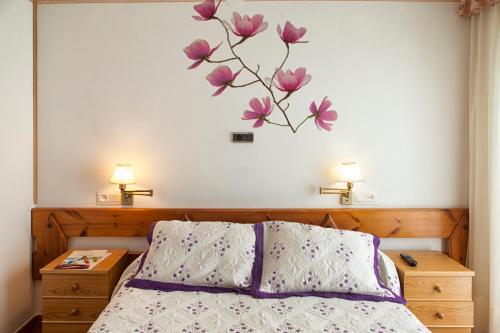 塔皮亚德卡萨列戈Hotel La Casa Del Abuelo的卧室配有一张挂着花壁画的床。