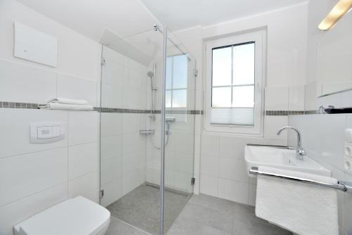 布雷格Ferienwohnung Generalsuite的带淋浴、卫生间和盥洗盆的浴室