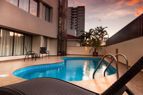 圣克鲁斯Mai Suites Apart Hotel的一座建筑物中央的游泳池
