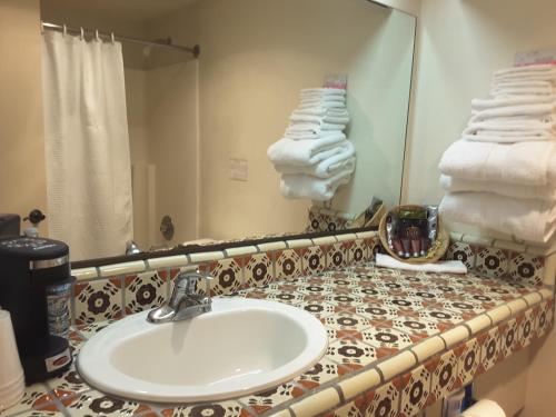 Lake Montezuma比弗河酒店 的浴室配有盥洗盆、镜子和毛巾