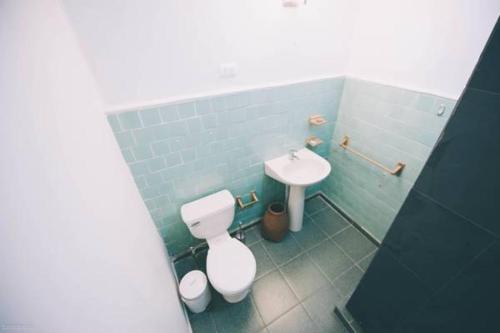 科皮亚波Hotel Boutique Molzano的浴室配有白色卫生间和盥洗盆。