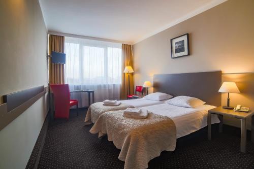 科沃布热格新斯干普酒店的酒店客房,配有带毛巾的床