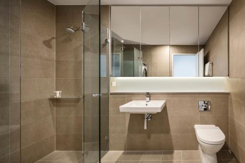 悉尼圣伦纳兹探索公寓的浴室配有卫生间、盥洗盆和淋浴。