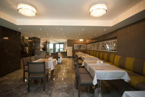 安卡拉新春天酒店的一间设有白色桌椅的用餐室