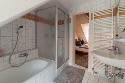吕讷堡Altstadthaus "Schlägertwiete Nr.3"的带淋浴、浴缸和盥洗盆的浴室
