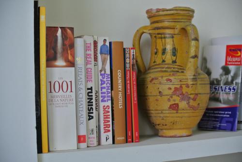 突尼斯达奔嘎森旅馆的书架,书架上装有花瓶和书