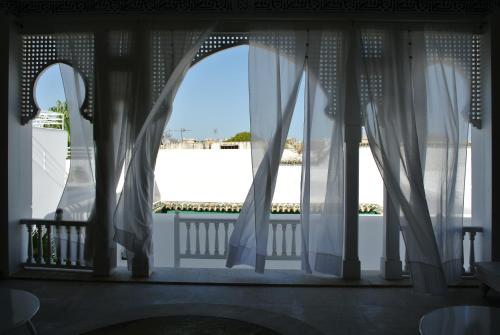 突尼斯达奔嘎森旅馆的享有海滩景致的开放式窗户
