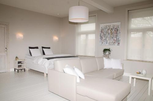 伊普尔De Pastorie - Zillebeke的白色的客厅配有床和沙发