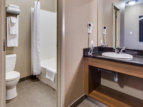 平彻克里克平彻溪遗产酒店及会议中心的一间带水槽和卫生间的浴室