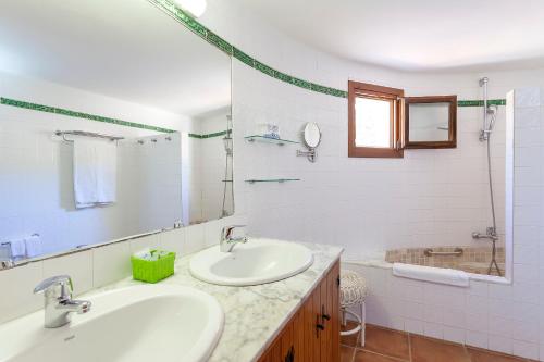 圣何塞索蒂略农舍酒店的白色的浴室设有2个盥洗盆和淋浴。