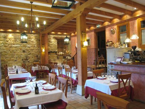 金塔纳尔德拉谢拉Posada Las Mayas的一间餐厅,房间内设有白色的桌椅