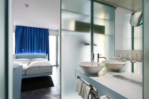 水晶设计酒店的一间浴室