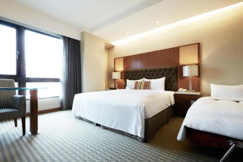 台北柔美精品商旅的酒店客房配有两张床和一张书桌