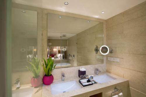 Mercure Hyderabad KCP Banjara Hills, An Accor Hotel的一间浴室