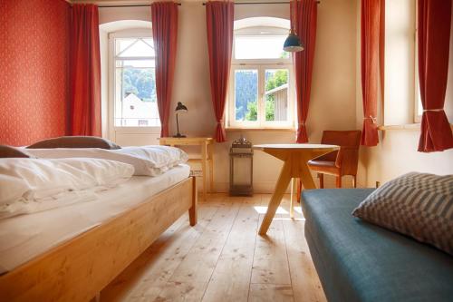 巴特尚道Bio-Hotel Zur Mühle的一间卧室设有两张床、一张桌子和一个窗口