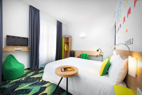 布达佩斯中心宜必思尚品酒店客房内的一张或多张床位