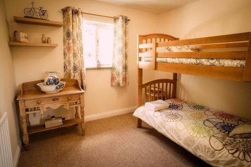 Charming Welsh Cottage客房内的一张或多张双层床