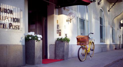 奥斯卡港克拉利奥波斯特连锁酒店的停在大楼外的一辆自行车,车上装有篮子