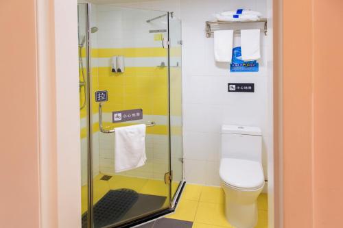 广州7天广州客村地铁站二店的一间带卫生间和玻璃淋浴间的浴室
