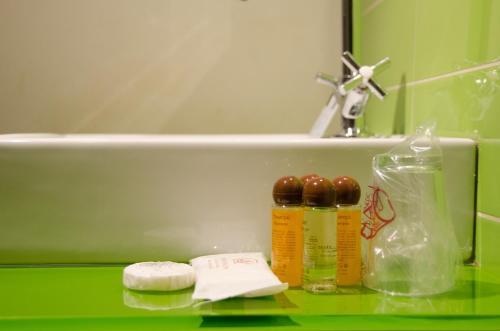 阿尔卡拉德荷那利斯阿尔卡拉城酒店的浴室设有水槽和绿色药台