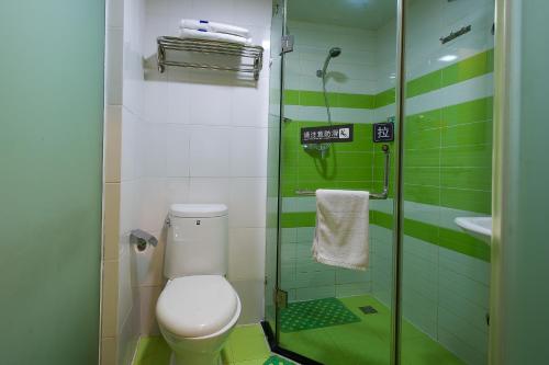 7天连锁酒店北京上地店的一间浴室