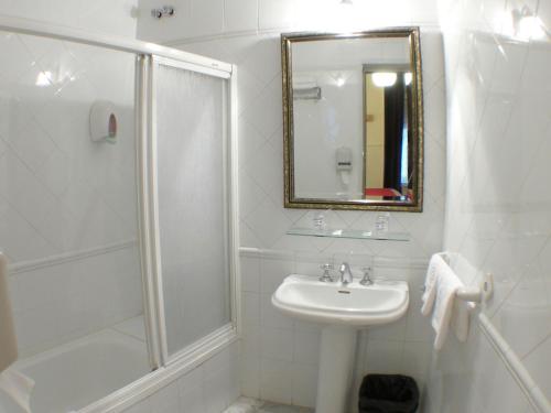 昆卡卡诺瓦斯旅馆的带淋浴和盥洗盆的白色浴室
