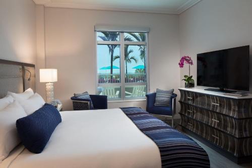 圣徒皮特海滩金银岛度假村的酒店客房设有一张大床和一台电视。
